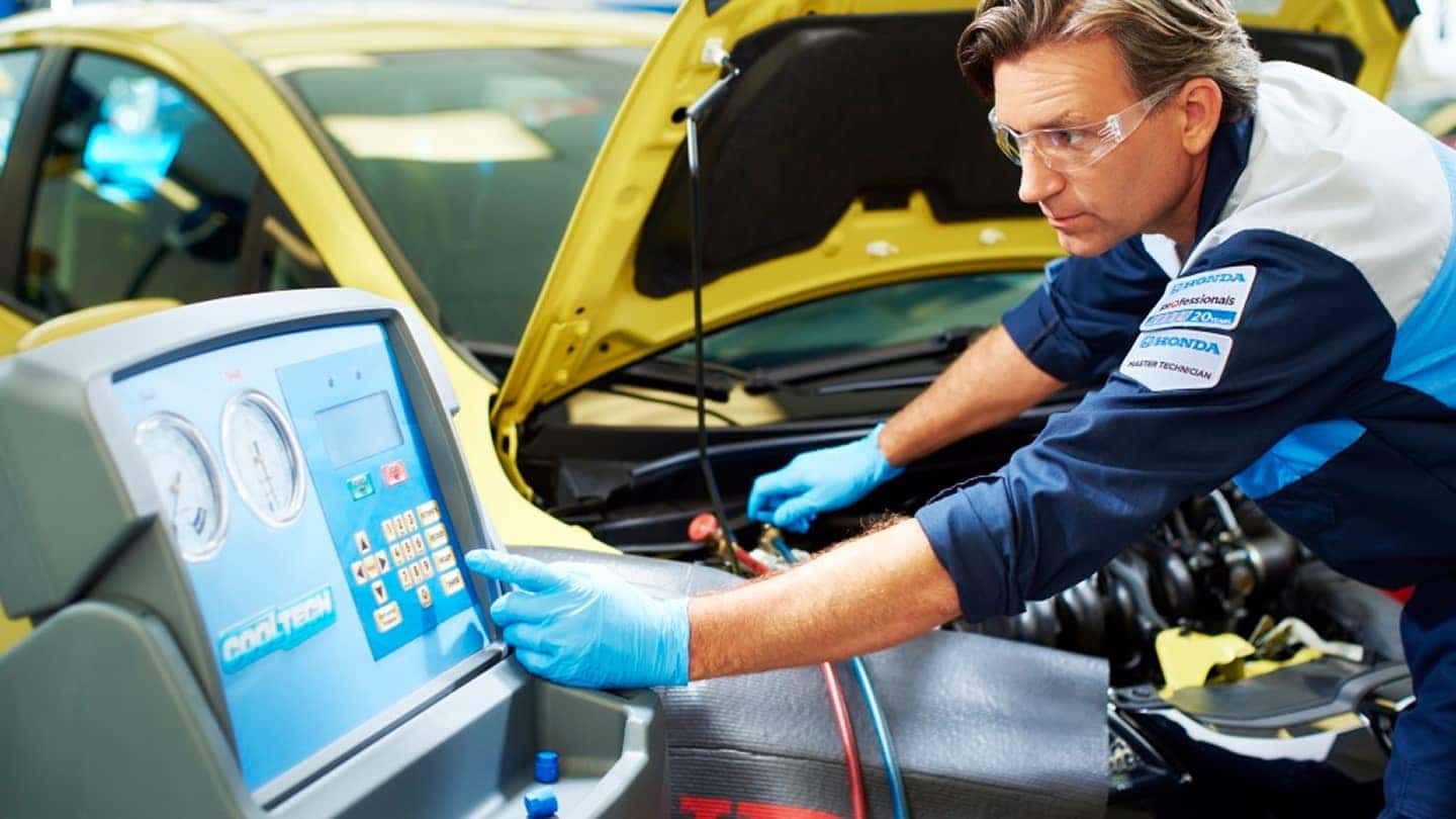 Honda service tech running diagnostics