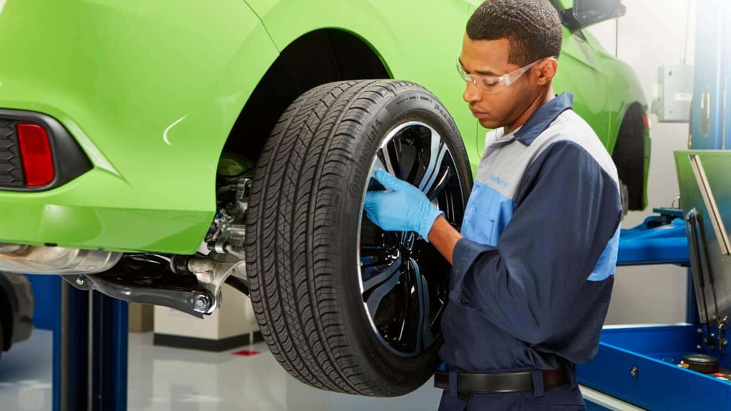 Honda service tech changing tire
