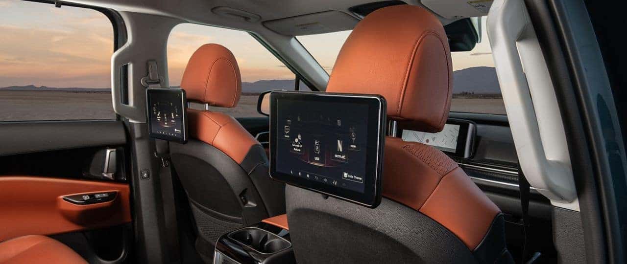 Dual-Screen Rear-Seat Entertainment with Device Mirroring