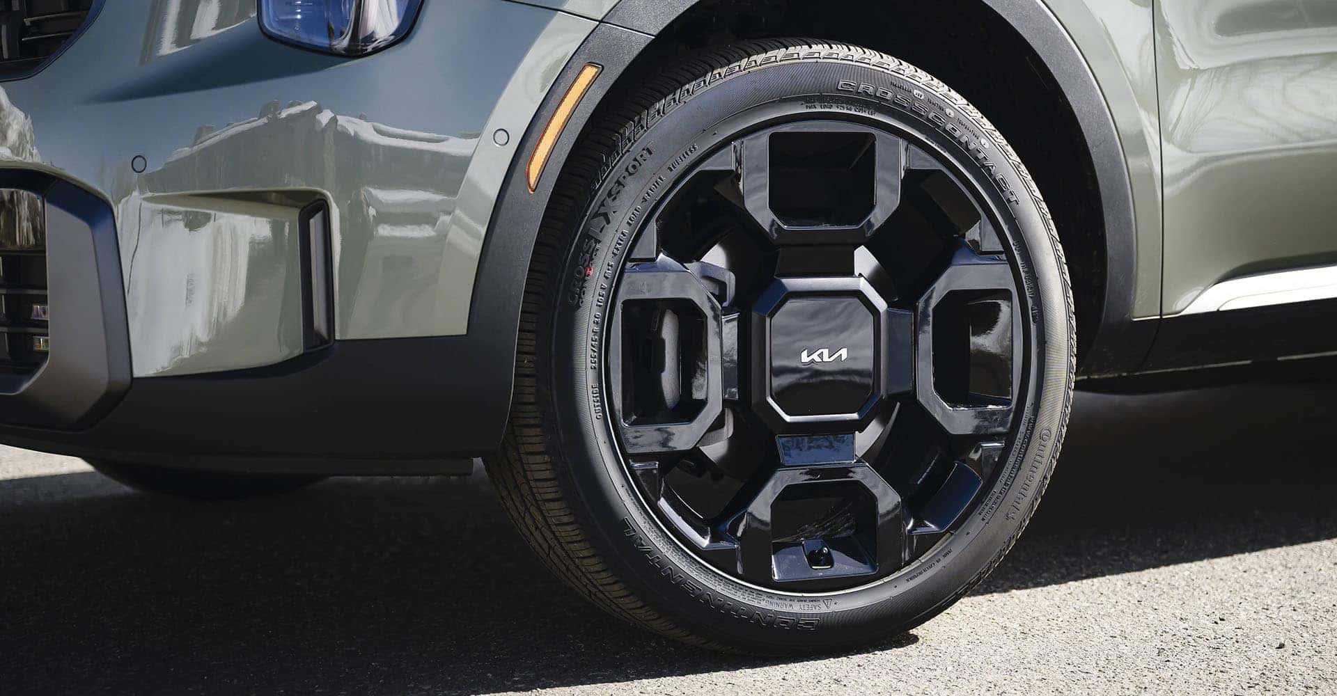 2026-Kia-Sorento-close-up-of-wheel
