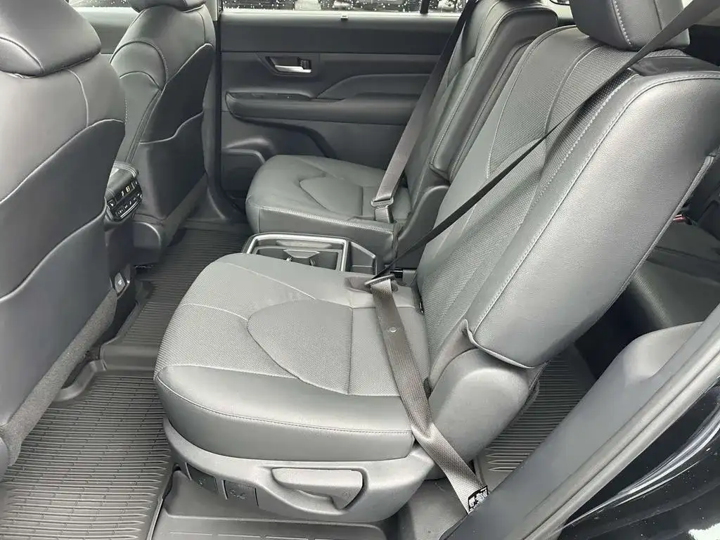 Grand Highlander Interior