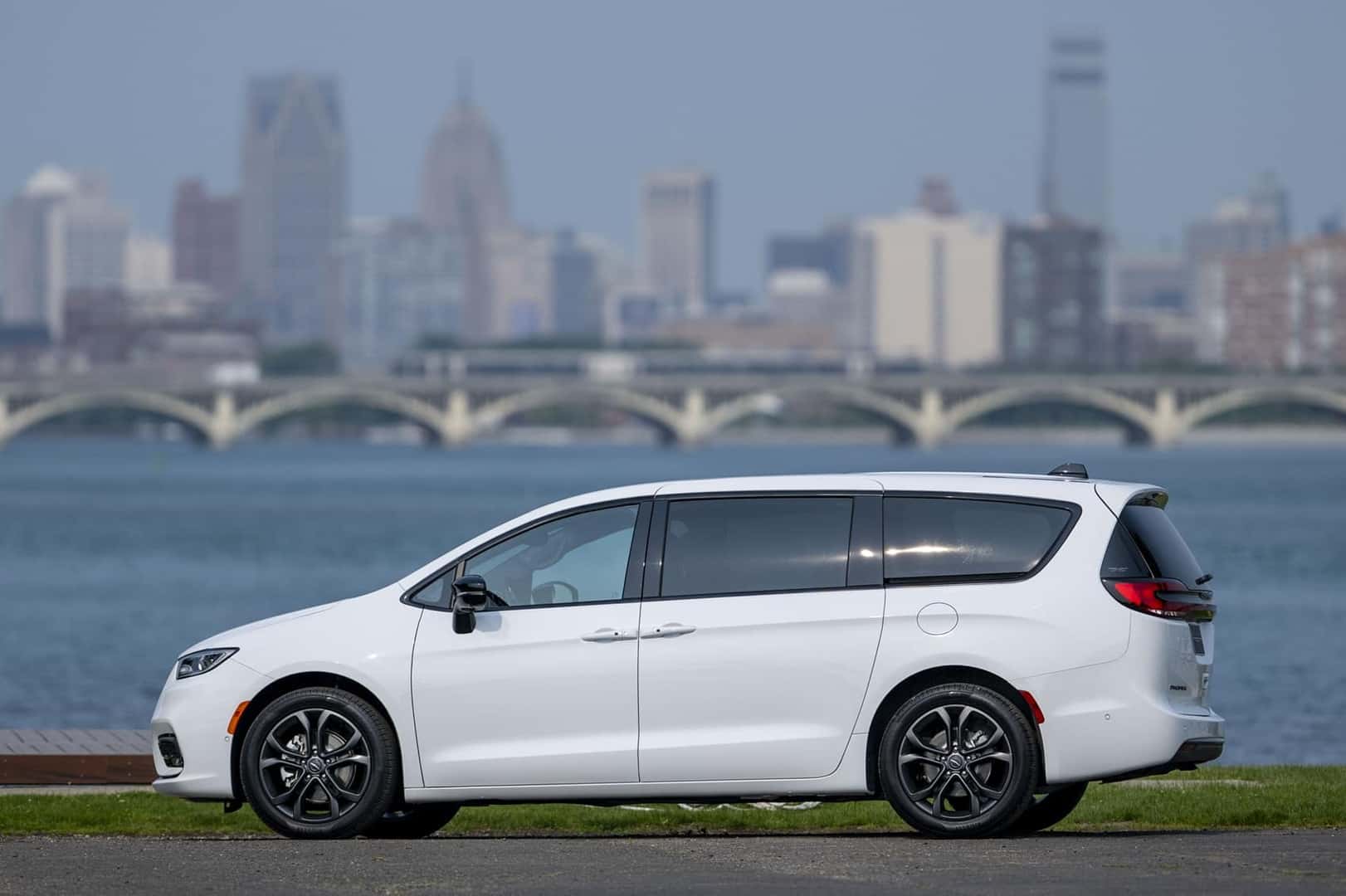 New Chrysler Pacifica near Aurora, IL