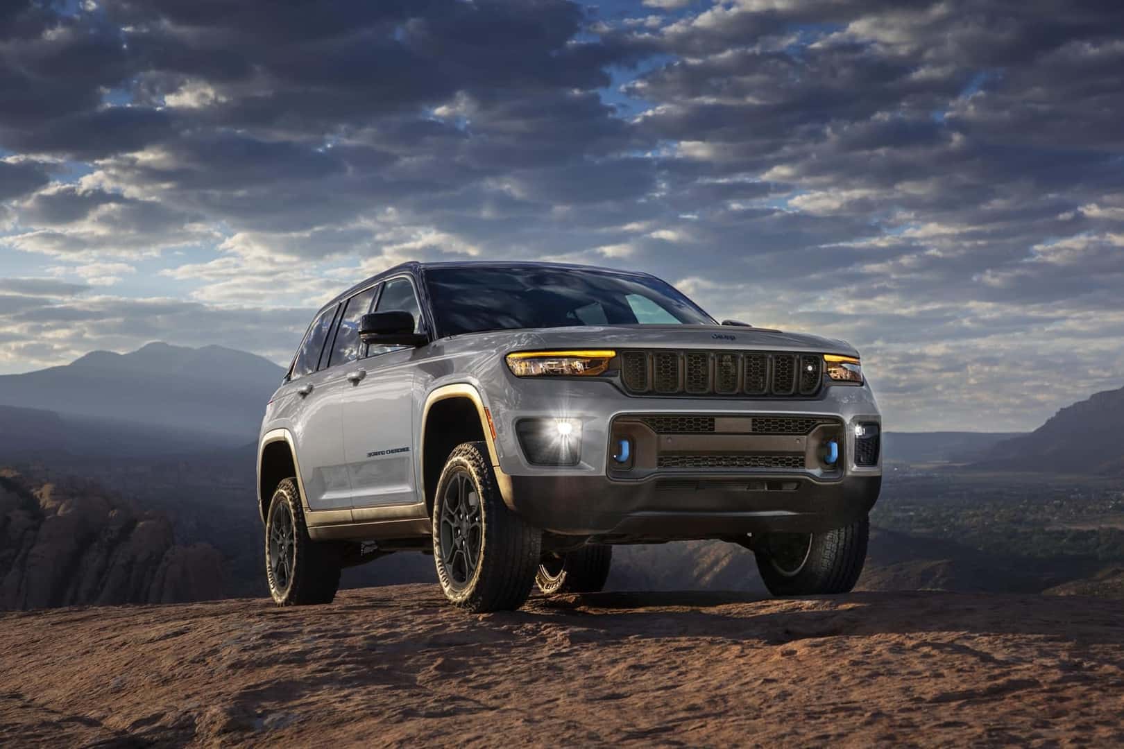Jeep Grand Cherokee parked on cliff from Jeep Dealer near Morris IL